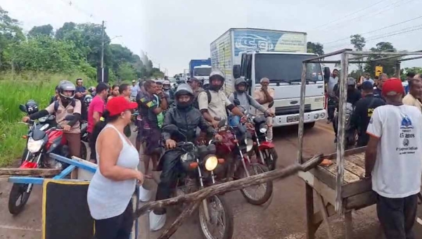 Moradores do Ramal Galiléia fecham AC-40 e provocam congestionamento em horário de pico