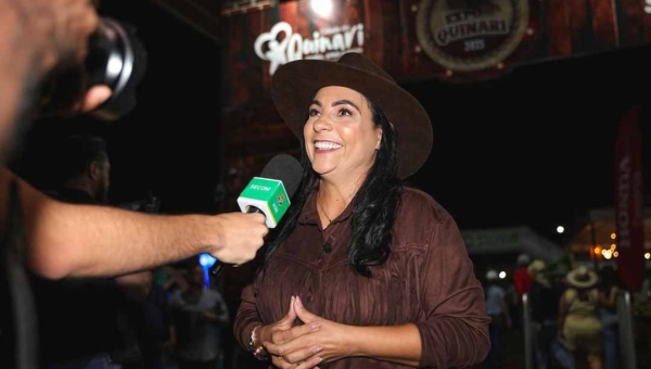 ExpoQuinari 2025 abre com grande público, shows e início do rodeio