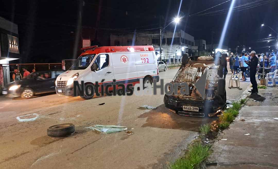 Motorista em alta velocidade capota carro e foge após acidente em Rio Branco; passageira fica ferida