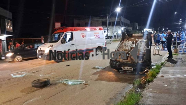 Motorista em alta velocidade capota carro e foge após acidente em Rio Branco; passageira fica ferida