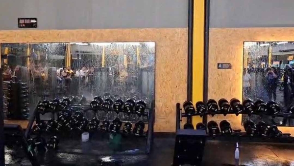 Pesos viram cascata: academia em Rio Branco é tomada por enxurrada