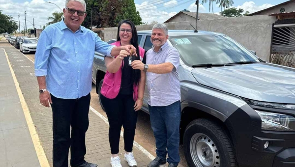 Petecão entrega caminhonete de R$ 317 mil para a Secretaria da Mulher em Epitaciolândia