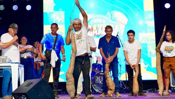 Bicampeão do Festival da Macaxeira: Ferreirinha ganha premiação com macaxeira gigante de mais de 11 kg e 3 metros