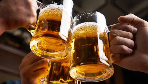 O consumo de álcool diminuiu no Brasil, mas os episódios de excesso aumentaram