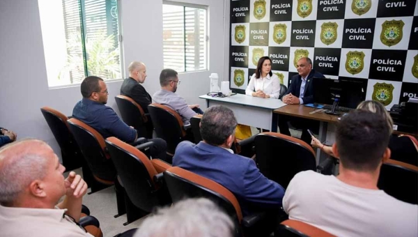 Mailza Assis e Maciel visitam Delegacia-Geral de Cruzeiro do Sul e reforçam ações de enfrentamento à violência