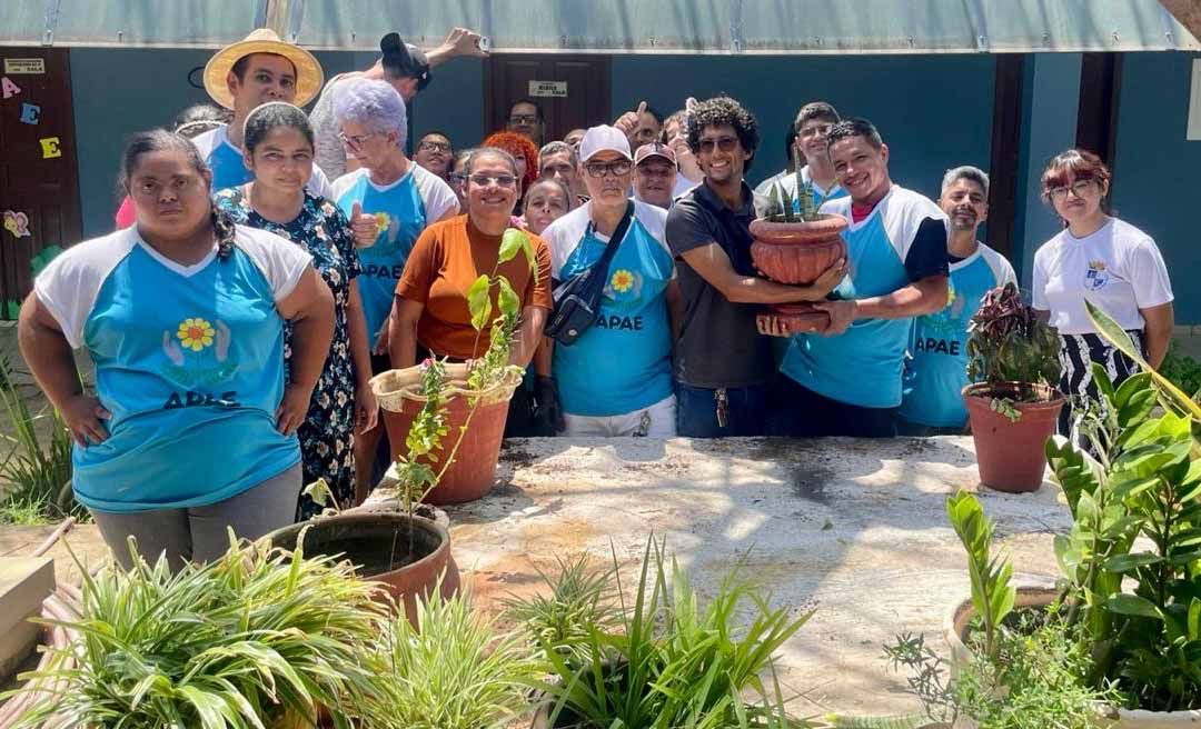 Alunos de Psicologia da UFAC desenvolvem projeto de plantio de mudas com estudantes da APAE Rio Branco