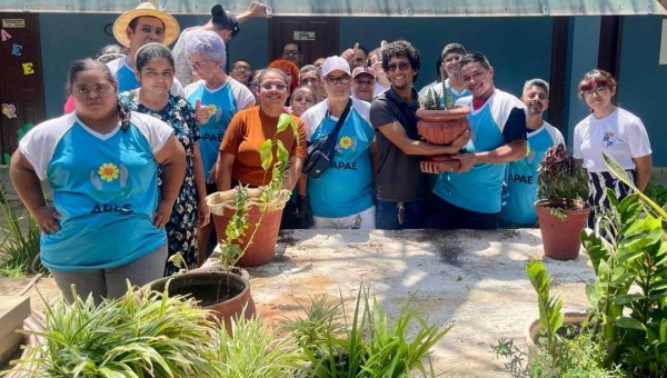 Alunos de Psicologia da UFAC desenvolvem projeto de plantio de mudas com estudantes da APAE Rio Branco