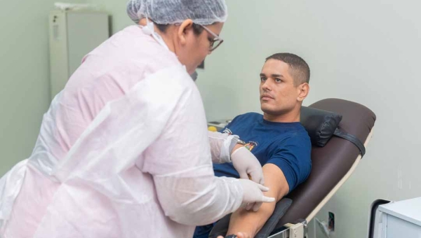 Alunos-oficiais da PM doam sangue e se cadastram como doadores de medula em apoio à colega com leucemia