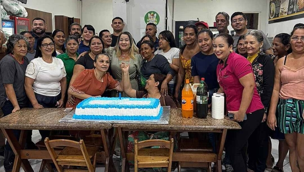 Feirantes do Elias Mansour fazem surpresa e comemoram aniversário de administradora com bolo gigante