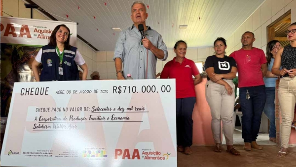 Petecão participa de entrega de R$ 710 mil a cooperativa de mulheres rurais em Bujari