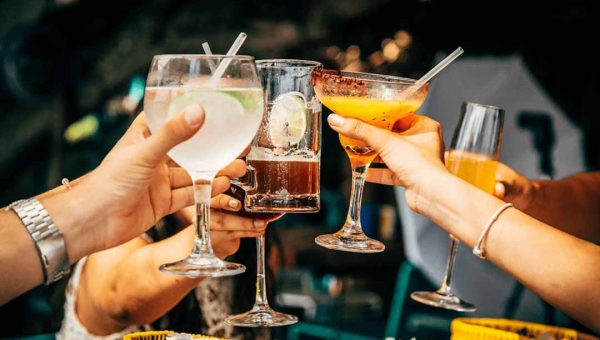 Vendas em bares e restaurantes registram quedas em agosto, mostra Abrasel-Stone