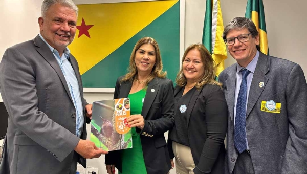 Petecão destina R$ 1,8 milhão e Ufac assina ordem de serviço para quadra no campus Floresta