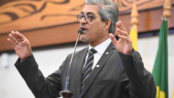 Edvaldo Magalhães denuncia situação precária de escola indígena em Feijó: “Ela é pior do que aquela que apareceu no Fantástico”