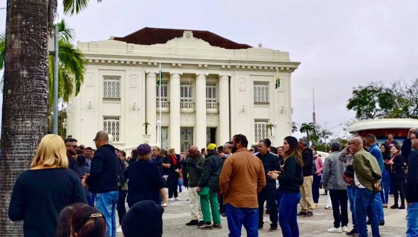Professores da rede estadual realizam manifestação em frente ao Palácio Rio Branco por reestruturação salarial