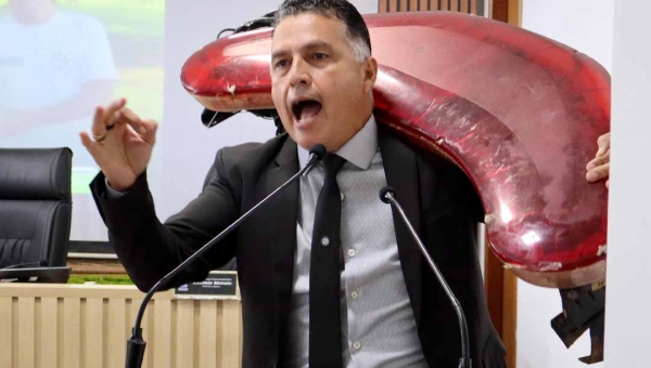 Com giroflex no ombro, vereador Eber Machado faz protesto inusitado na Câmara de Rio Branco e anuncia doação ao RBTrans