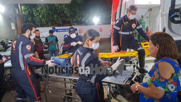 Motociclista em alta velocidade colide com deficiente físico em motocicleta adaptada