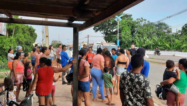 Moradores do bairro da Paz protestam contra falta de água e bloqueiam ponte que dá acesso a outros bairros