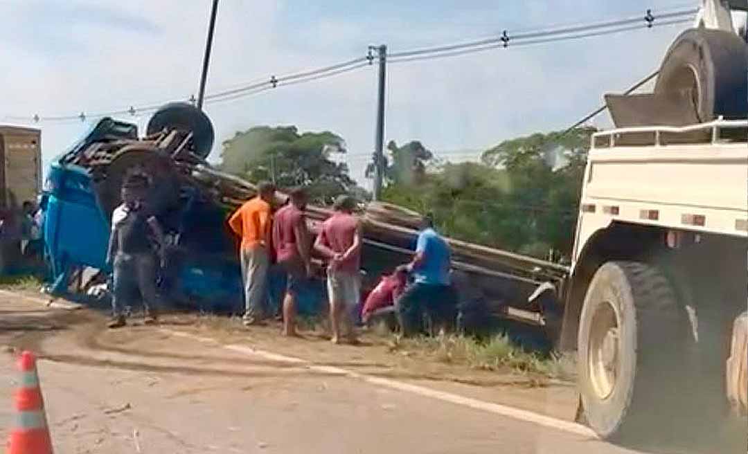 Caminhão carregado de bois tomba na BR-364, próximo ao bairro Custódio Freire; parte dos animais morre
