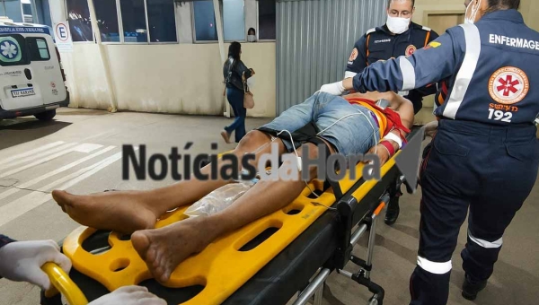 Motociclista fica gravemente ferido após perder o controle da moto e colidir contra rotatória em Rio Branco