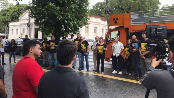 Sindicalistas lotam o hall de entrada da Aleac e pressionam governo e deputados no dia do servidor público