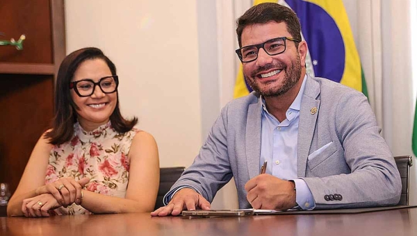 Gladson Camelí sanciona lei que cria o cargo de secretário adjunto de Turismo