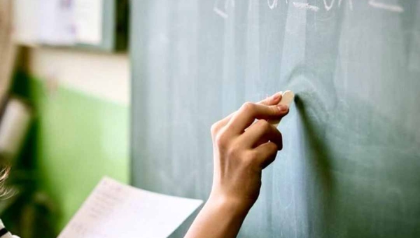 Governo abre seleção para contratar 1.141 professores temporários na rede estadual; remuneração mensal será de R$ 4 mil