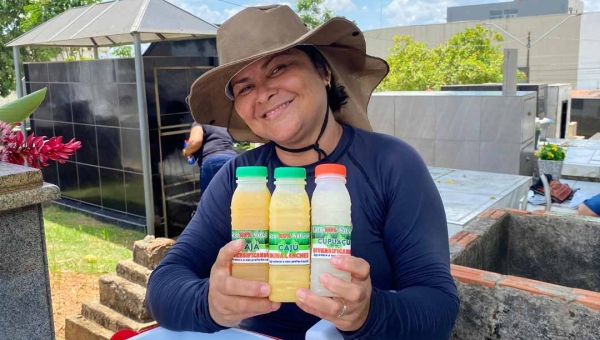 Ambulante comemora boas vendas no Cemitério São João Batista no Dia de Finados: “Pra mim não tem dia ruim”