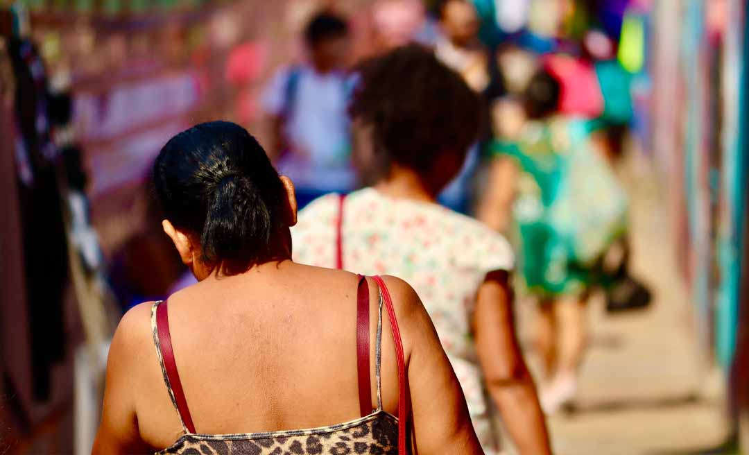 Acre tem mais beneficiários do Bolsa Família do que trabalhadores com carteira assinada, aponta IBGE