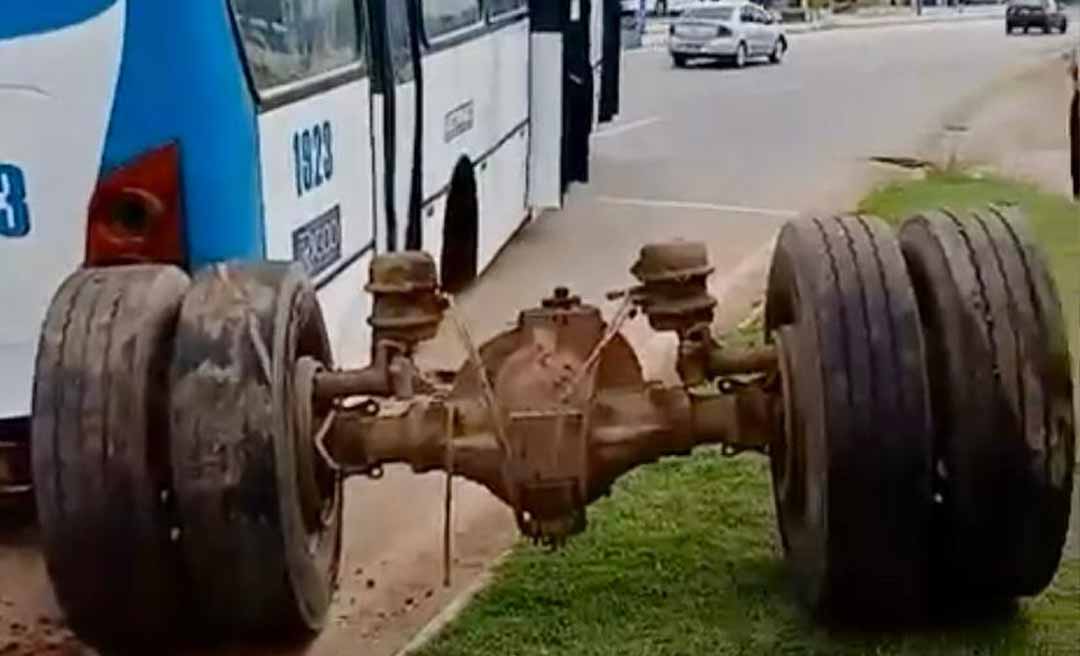 Ônibus da empresa Ricco perde eixo traseiro na Avenida Chico Mendes e assusta passageiros