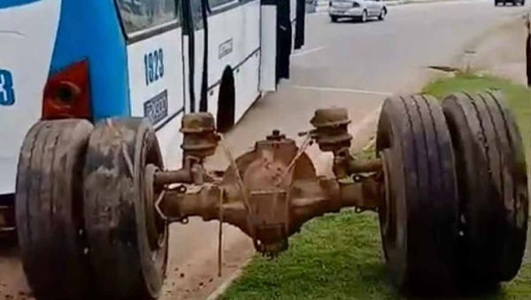 Ônibus da empresa Ricco perde eixo traseiro na Avenida Chico Mendes e assusta passageiros