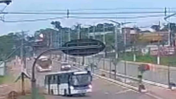 Vídeo mostra eixo traseiro de ônibus da empresa Ricco se desprendendo na Via Chico Mendes