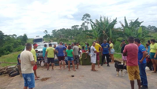 Internos da casa de acolhimento Luz Divina fecham BR-364 em protesto contra ameaça de corte de energia