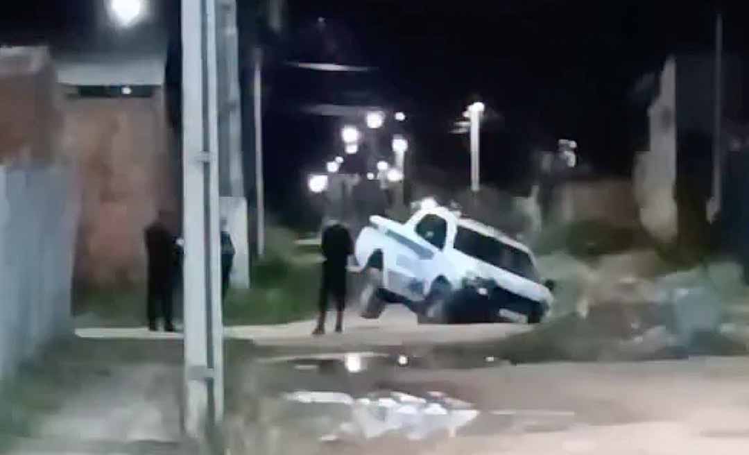 Viatura da Polícia Militar cai em enorme buraco durante patrulha no bairro Santo Afonso