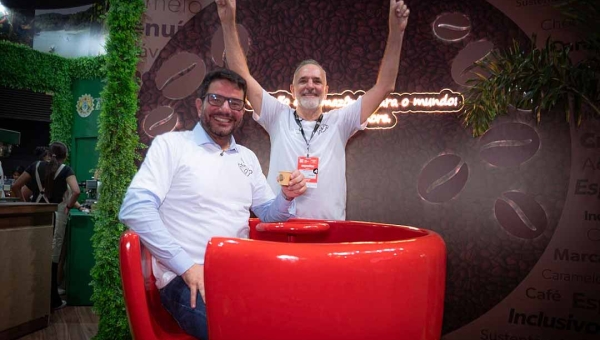 Gladson Camelí visita estande do Acre na Semana Internacional do Café e destaca avanços da produção no estado