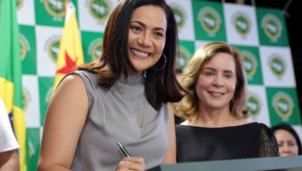 Mailza Assis sanciona lei que dá à nova maternidade de Rio Branco o nome de Marieta Messias Camelí, avó de Gladson