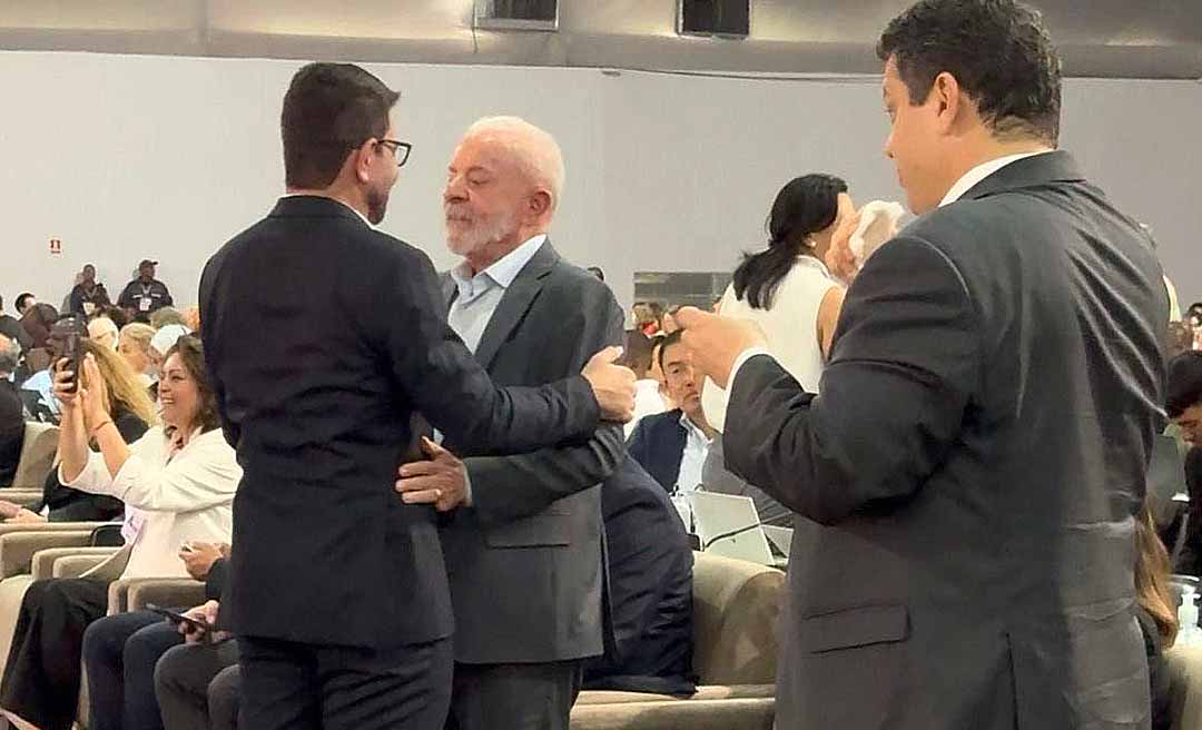 Três meses após elogiar Lula e chamá-lo de “pai e avô"para o Acre, Gladson reencontra presidente na COP30