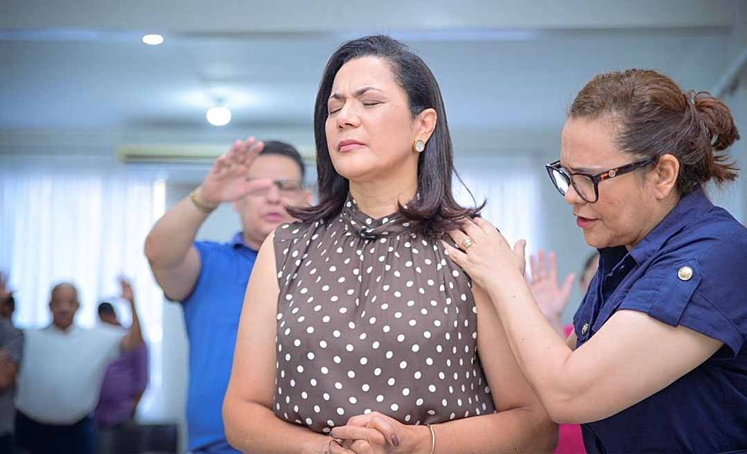 Mailza se reúne com pastores e missionários da Assembleia de Deus, recebe oração e Bíblia de presente