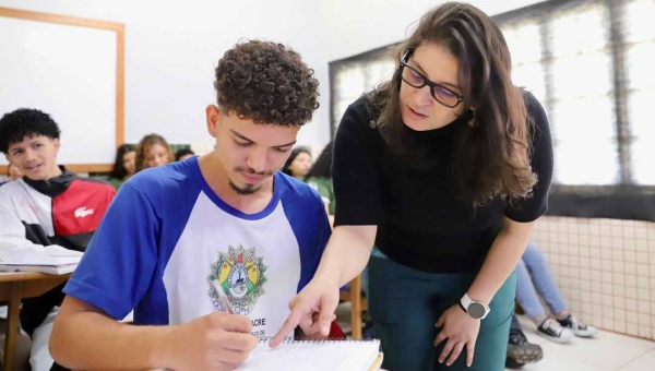 Capes regulamenta Bolsa Mais Professores para combater carência docente na educação básica