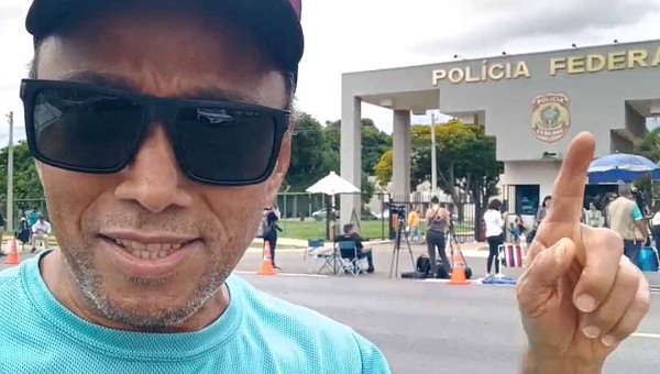 Com ar de deboche, Sibá Machado grava vídeo na frente da sede da PF e diz que Bolsonaro ”vai aguardar enjaulado decisão final do STF"