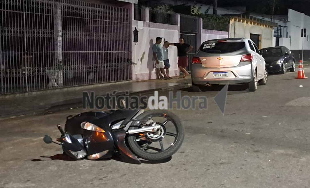 Motorista de aplicativo desvia para evitar colisão e bate de frente com casal em motocicleta após veículo sair de estacionamento no Centro da Capital