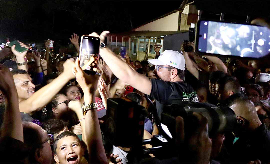 Gladson é recebido como popstar por moradores do bairro Sibéria, em Xapuri