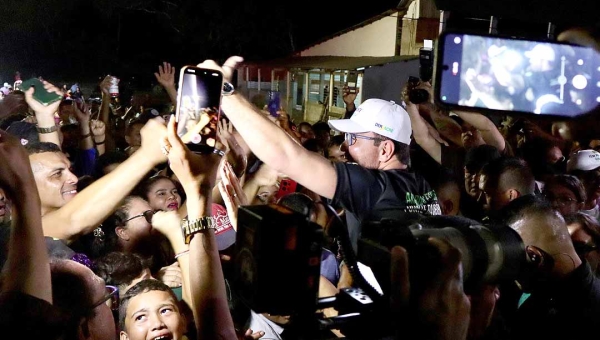 Gladson é recebido como popstar por moradores do bairro Sibéria, em Xapuri