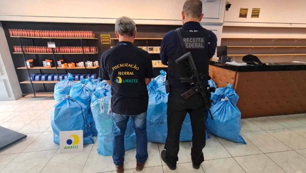Operação da Receita Federal e Anatel apreende selos falsos e dezenas de smartphones e tablets em Rio Branco