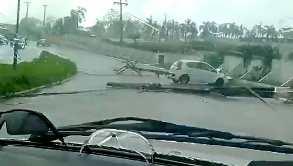 Carro derruba postes e bloqueia Estrada do Calafate, próximo ao Morada da Paz