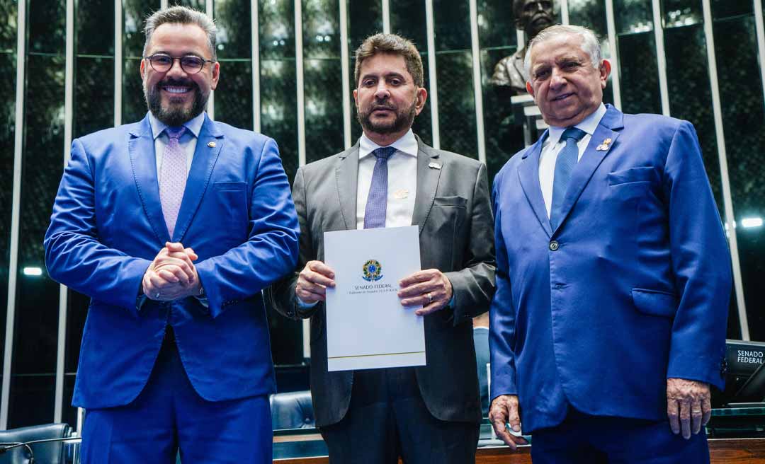 Senador Alan Rick homenageia o acreano Leandro Domingos durante lançamento do selo comemorativo pelos 80 anos da CNC
