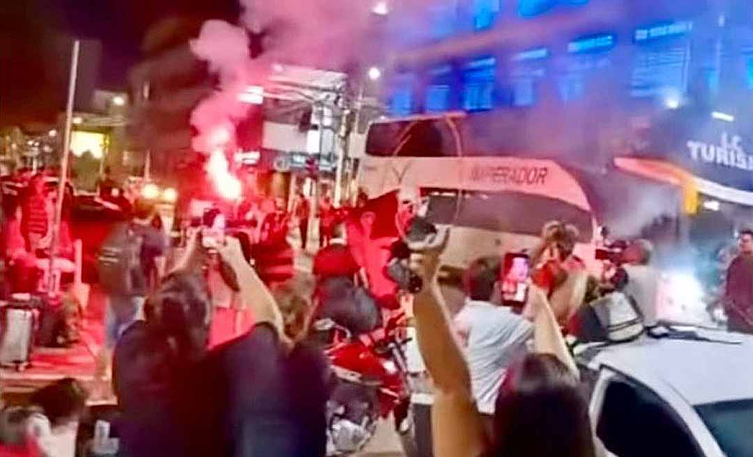 Centro de Rio Branco explode em festa rubro-negra antes de caravana rumo à final da Libertadores em Lima, no Peru