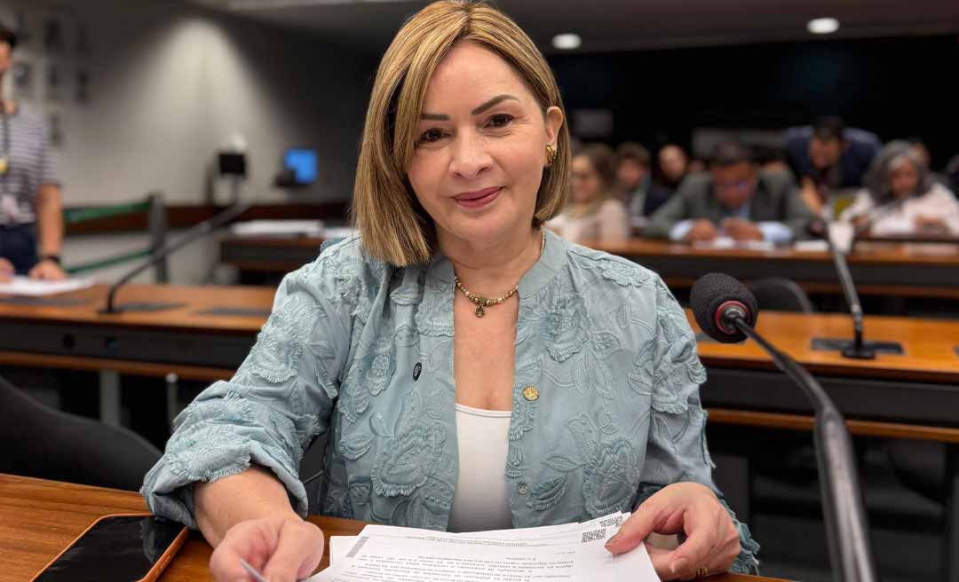 Socorro Neri apresenta projetos que obrigam o pagamento do piso do magistério e responsabilizam gestores que descumprirem a lei