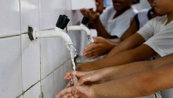 Governo sanciona lei que garante acesso à água potável em todas as instituições de ensino do país