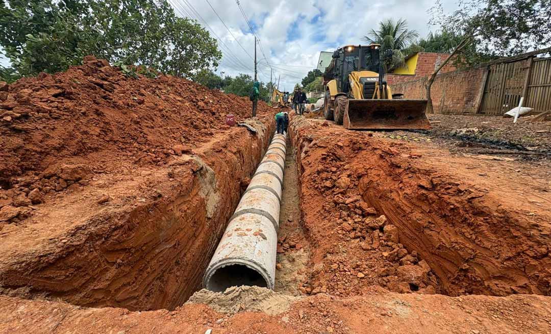 Na Estrada Dias Martins, Deracre realiza serviços de drenagem no trecho após a ponte