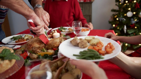 Exageros nas festas: como o corpo reage ao excesso de comida e álcool, alerta nutricionista